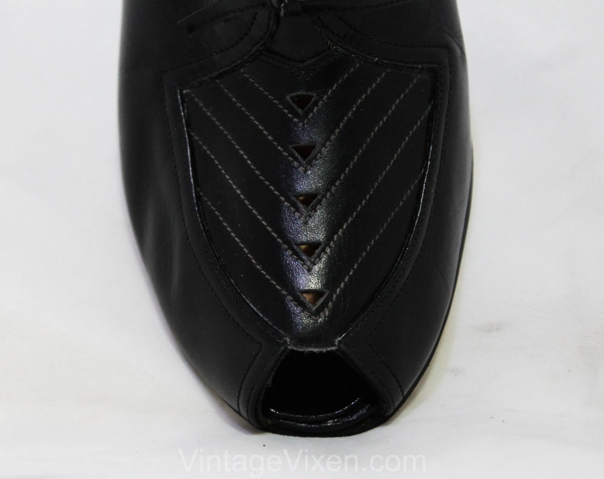 Size 9.5 Shoes - Unworn 40s 50s Black Leather Peep Toes with Elegant Chevron Cutwork - 9 1/2 AA Narrow Heels - Deco Style NOS Deadstock