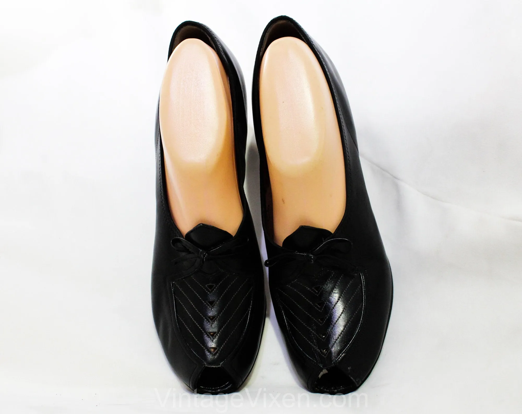 Size 9.5 Shoes - Unworn 40s 50s Black Leather Peep Toes with Elegant Chevron Cutwork - 9 1/2 AA Narrow Heels - Deco Style NOS Deadstock